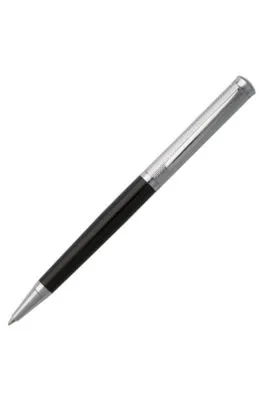 Bolígrafo con grabados en cromo y negro mate lacado