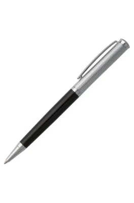 Bolígrafo con grabados en cromo y negro mate lacado