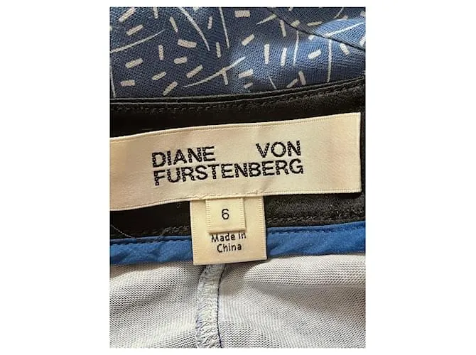 Diane Von Furstenberg Vestido de punto de seda azul cielo con estampado de DvF 