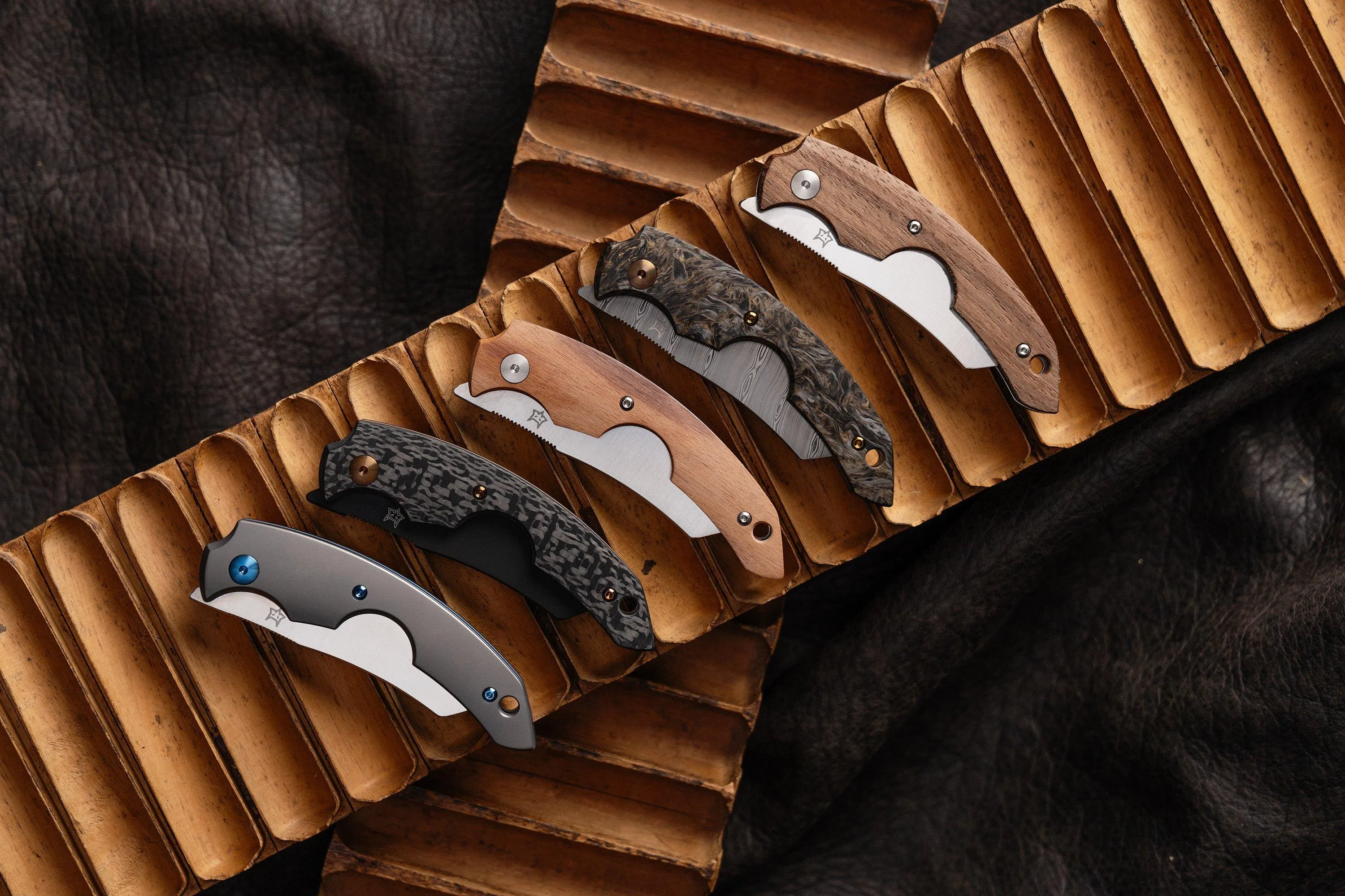 Fox Knives Virtus FX-541 CF, Black PVD Carbon Fiber, navaja cortapuros