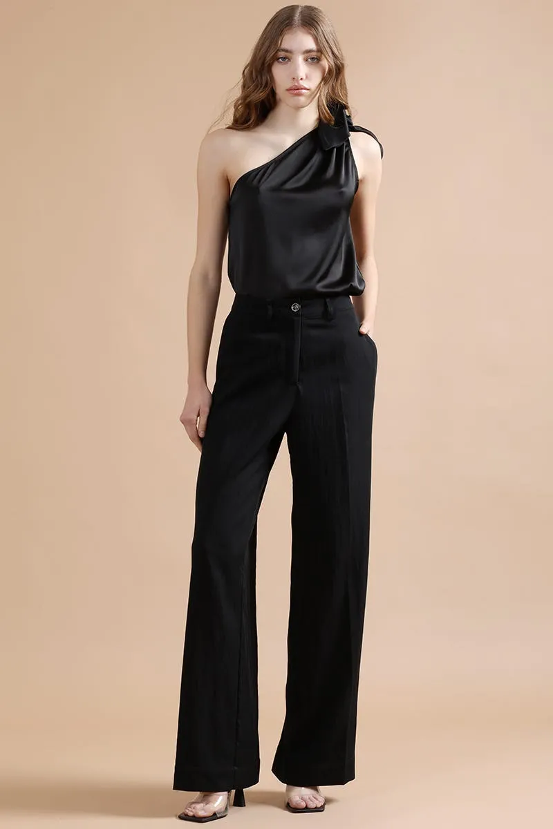 TOP SATIN ASIMETRICO, ANUDADO EN HOMBRO, NEGRO